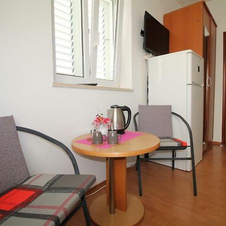 Private Accommodation Carevic ดูบรอฟนิก ภายนอก รูปภาพ