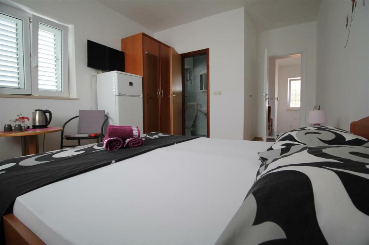Private Accommodation Carevic ดูบรอฟนิก ภายนอก รูปภาพ